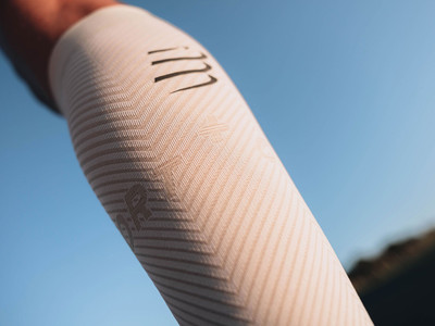 Opaski na łydki Compressport R2 Oxygen White / Nebel Grey